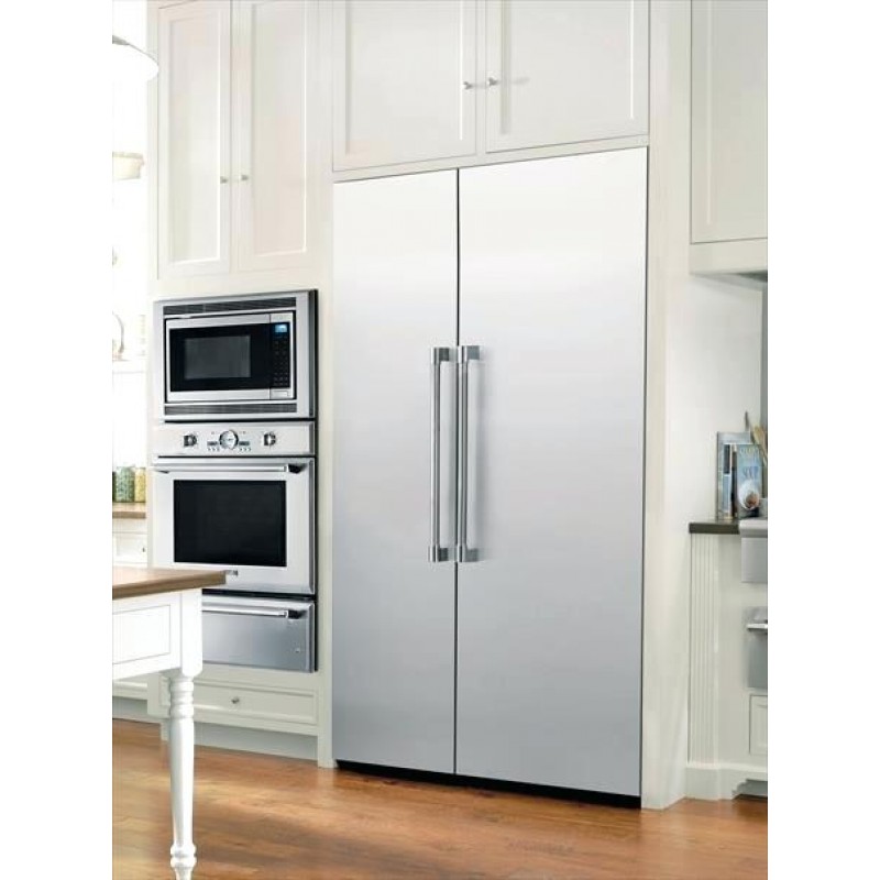 Двухдверный холодильник в интерьере современной кухни - фото